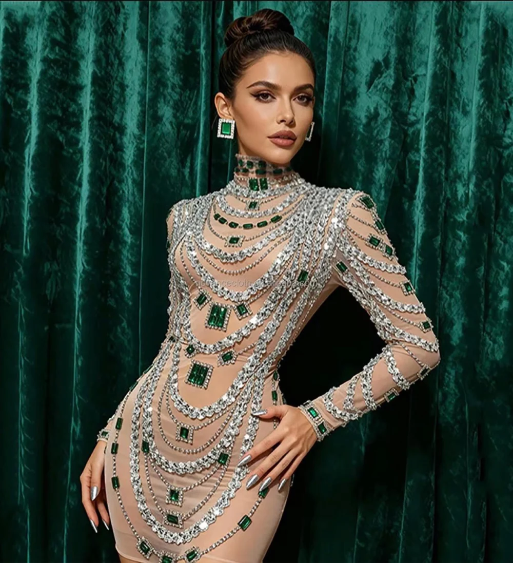 فستان زمرد الملكي بتصميم كوتور فاخر مطرز بالكريستال والأحجار الخضراء مع أكمام طويلة، مناسب لحفلات الزفاف والسهرات والمناسبات الراقية.